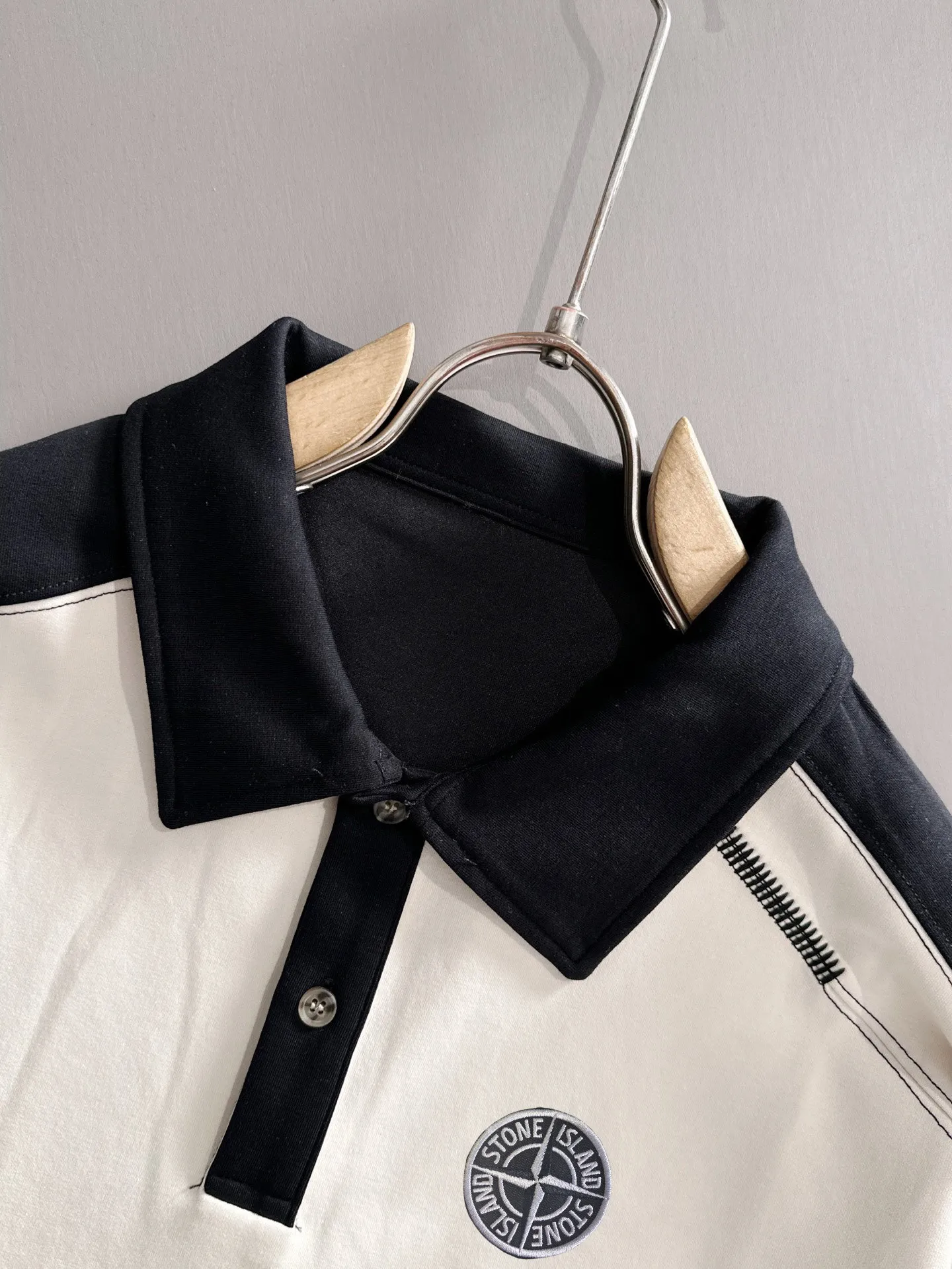 P360 Stone Island is the exclusive first release of 25ss autumn and winter new lapel sweatshirt long-sleeved men and women. Many celebrities share the same style. Craftsmanship that ordinary small workshops cannot copy. We are not afraid of any challenges in terms of materials, detail restoration and craftsmanship, just to provide you with wonderful products. Compare the top original versions at will. No expense is spared just to make it better. Unique imported fabric feel. Purely imported German machine production. Precision operation. Thousands of needles density. Full set of new accessories with three standards for simultaneous customization. The upper body is versatile and fashionable. A perfect choice for autumn and winter, a must-have item. Size chart: m-4XL (please state your height and weight when placing an order)